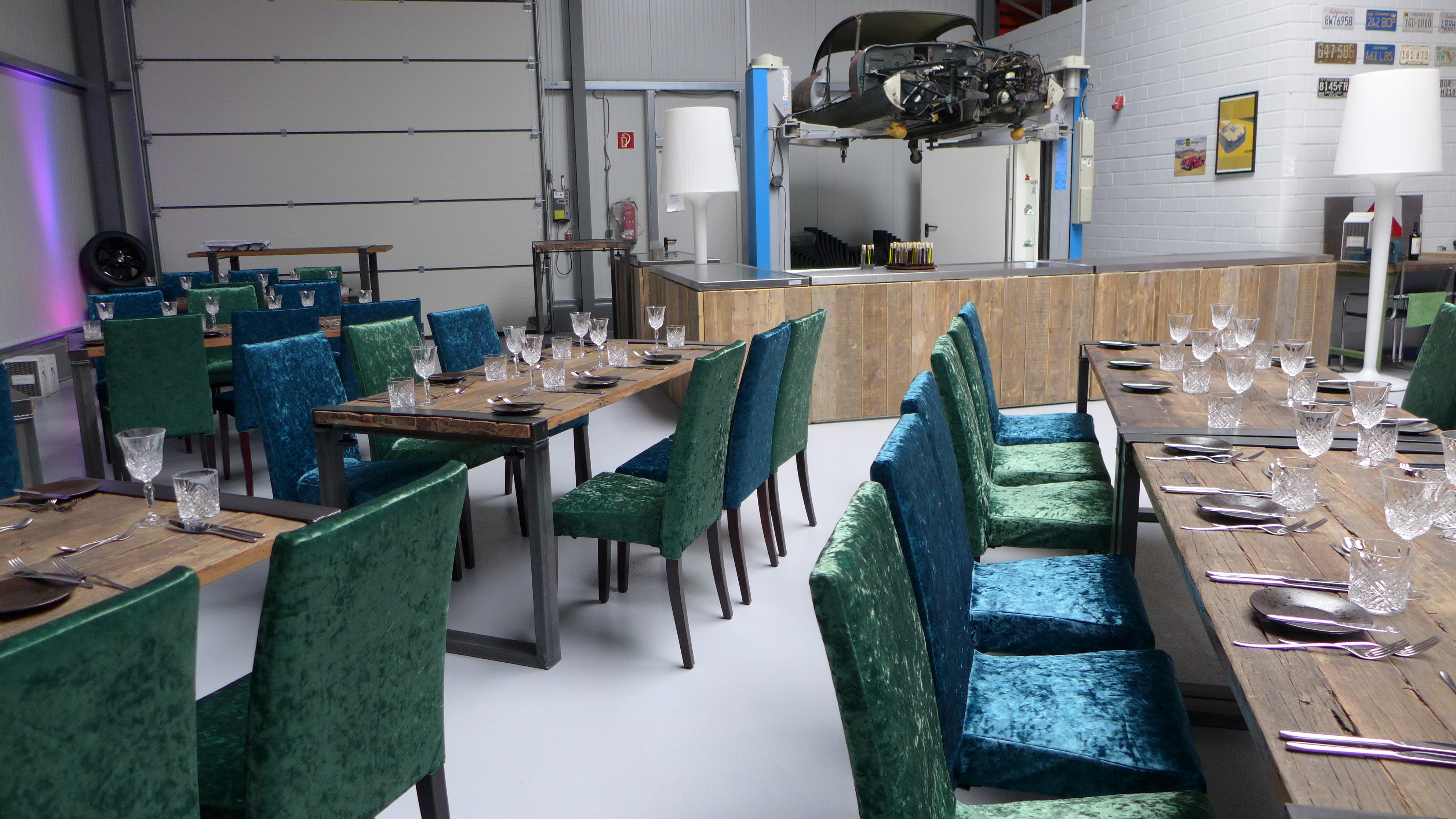 Theke Bauholz_Tisch Factory_Stuhl San Diego Samt